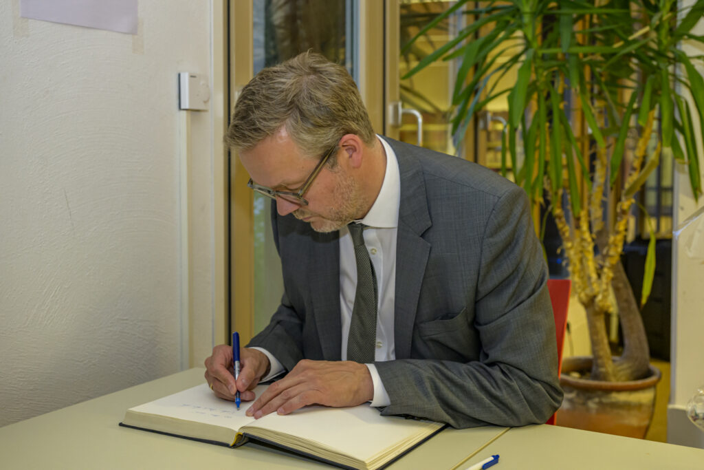 Eintragung ins Gästebuch der Hoeck-Stiftung.