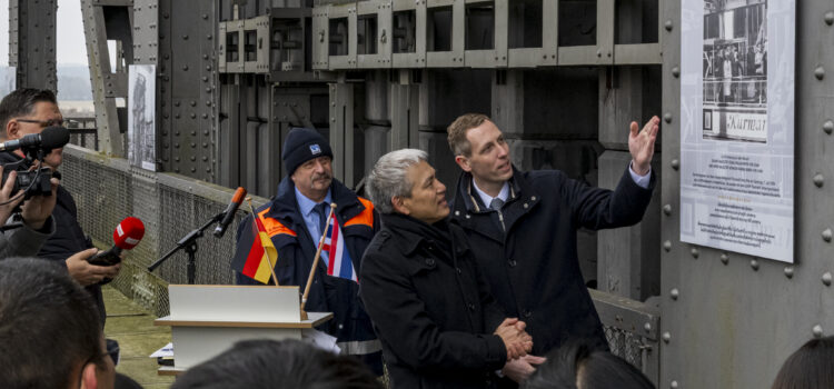 Gedenktafel erinnert am Schiffshebewerk Niederfinow an Besuch des siamesischen Königspaares vor 92 Jahren