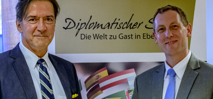 Ein Diplomatischer Salon über Glück, Tango und Sicherheit
